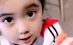 萌娃被小姐姐吸引住视频,萌态十足引网友热议