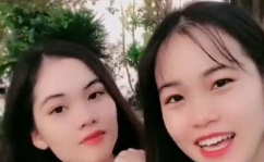 越南小姐姐针挑后背黑头,轻松告别后背黑头困扰