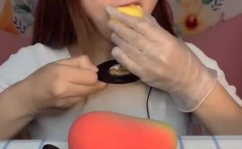 小姐姐吃脆皮的糖果视频,小姐姐挑战吃糖果挑战，网友直呼过瘾！