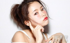 越南小姐姐针挑后背黑头,轻松告别后背黑头困扰