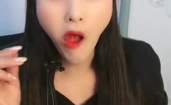 小姐姐吃冰冻的草莓视频,小姐姐的夏日美味瞬间