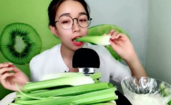 长发小姐姐吃芹菜,小姐姐的独特芹菜食记