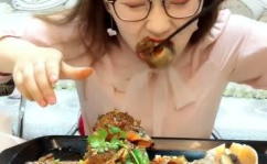 小姐姐吃好多海鲜视频,小姐姐畅享美味海鲜之旅