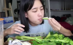 长发小姐姐吃芹菜,小姐姐的独特芹菜食记