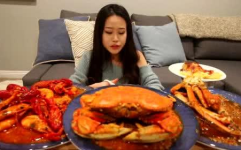 小姐姐吃好多海鲜视频,小姐姐畅享美味海鲜之旅
