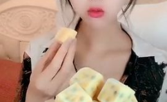 小姐姐吃脆皮的糖果视频,小姐姐挑战吃糖果挑战，网友直呼过瘾！