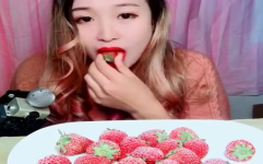 小姐姐吃冰冻的草莓视频,小姐姐的夏日美味瞬间