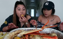非洲小姐姐吃蟹腿视频,趣味横生美食体验
